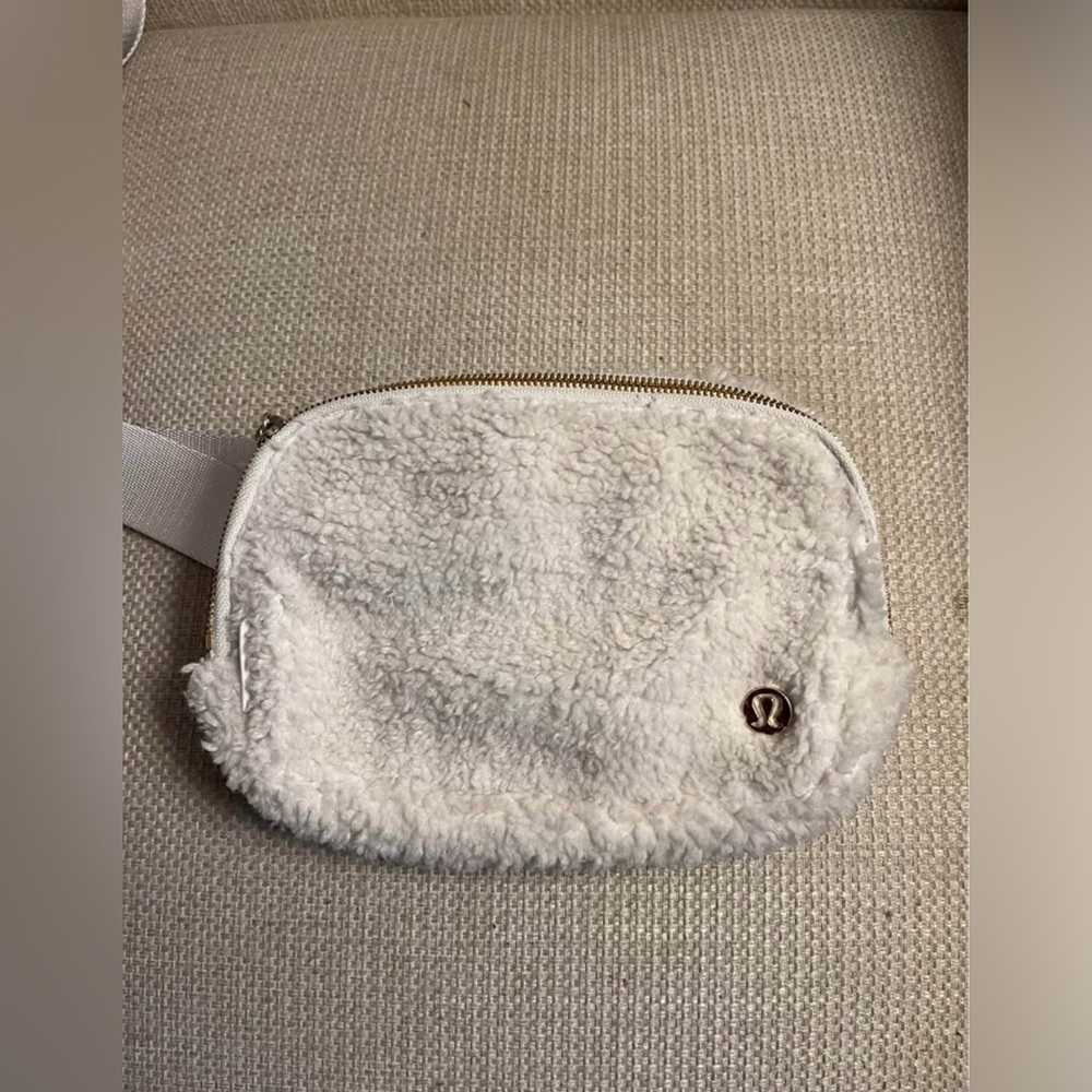 Lululemon everywhere belt bag
